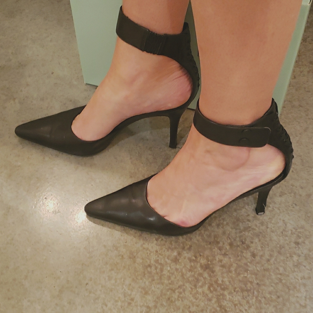 Gianni Bini black pointed toe pumps